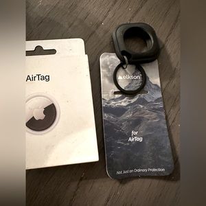 Apple AirTag Bundle with Key Ring  -NEW